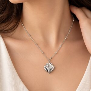 Silver pendant necklace